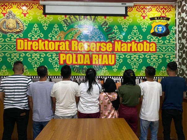 Delapan remaja diamankan tim opsnal Ditnarkoba Polda Riau saat pesta narkoba di Hotel Premiere