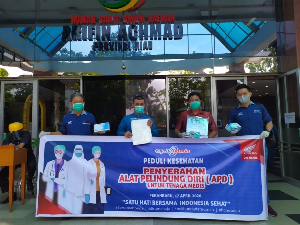 Management PT Capella Dinamik Nusantara Main Dealer Honda wilayah Riau secara simbolis menyerahkan bantuan APD ke RSUD Arifin Achmad Provinsi Riau. (Foto: Istimewa)