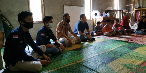 Penyerahan bantuan paket sembako dari perusahaan Bumi Paramesti Properti ke Panti Asuhan Al Akbar Pekanbaru (foto/ist)