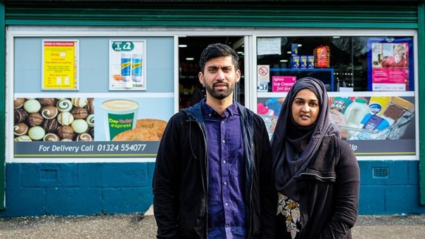 Kisah Pasangan Muslim Asal Skotlandia Berhasil Memenangkan Hati Warga Inggris Karena Kebaikan yang Dilakukan Ditengah Pandemi Virus Corona