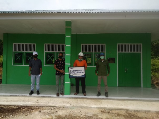 Penyerahan secara simbolis bantuan pembangunan TK Desa Pulau Muda, Teluk Meranti, Pelalawan (foto/ist)