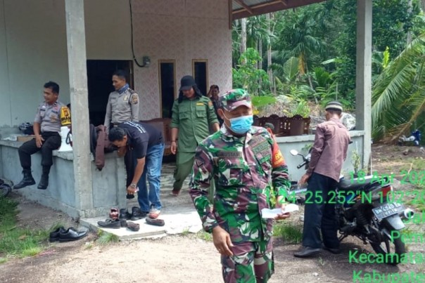 Personil TNI Kodim 0303/Bengkalis bersama Bhabinkamtibmas Polres Bengkalis (foto/Hari)