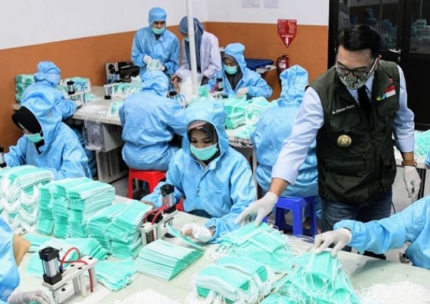 Gubernur Jawa Barat meninjau produksi masker bedah di pabrik yang ada di Bogor (foto/int)