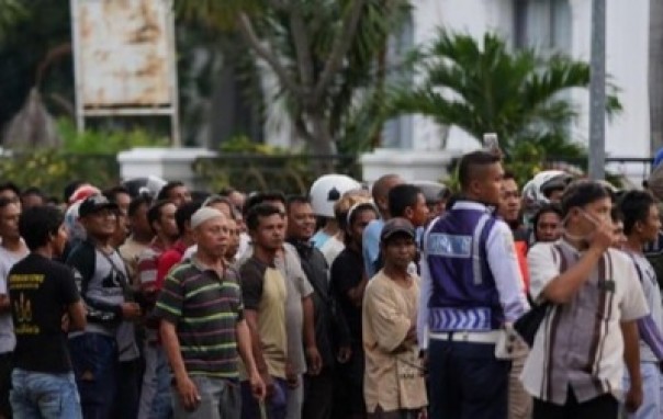 Warga berkerumun sat aksi bagi sembako yang dilakukan Gubernur Gorontalo. Foto: int