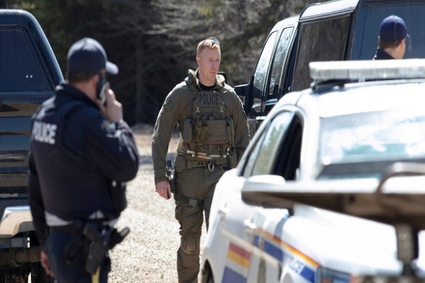 Para petugas polisi Kanada yang terlibat dalam perburuan pelaku penembakan massal di Nova Scotia, Minggu (19/4/2020). Foto/REUTERS/John Morris