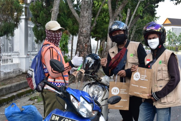 Inisiatif Zakat Indonesia (IZI) Perwakilan Riau rurut peduli dalam penanganan dan pencegahan penularan virus corona (foto/ist)