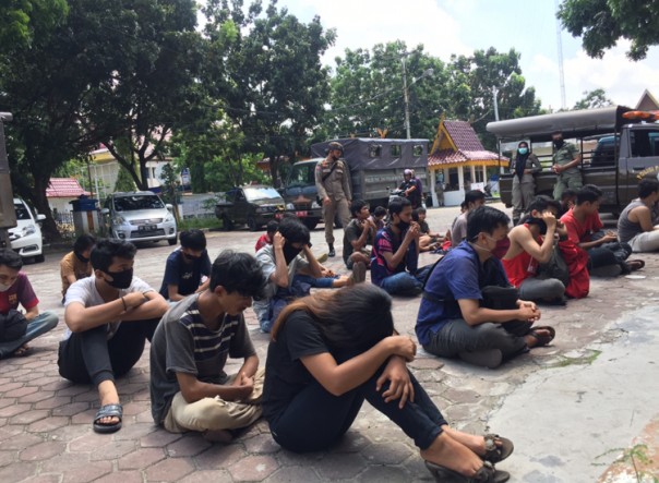 Puluhan remaja diamankan dari Warnet, dan dijemur dihalaman Satpol-PP Pekanbaru