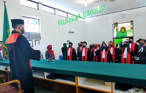 Ketua Pengadilan Negeri (PN) Kelas II Bengkalis, Rudi Ananta Wijaya SH MH, melantik sebanyak 8 orang hakim muda yang akan bertugas di PN Bengkalis (foto/Hari)