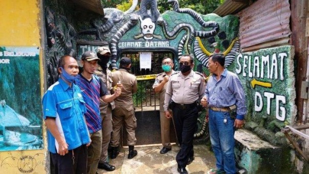 Lokasi pemandian air panas tempat 16 pria penyuka sesama jenis atau Gay di Parung, Kabupaten Bogor disegel petugas/foto:tribunnews