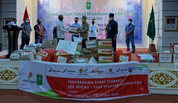 SKK Migas – KKKS Wilayah Riau memberikan bantuan sembako sebanyak 400 paket yang diserahkan langsung kepada Gubernur Provinsi Riau Syamsuar, Selasa (21/4/2020)