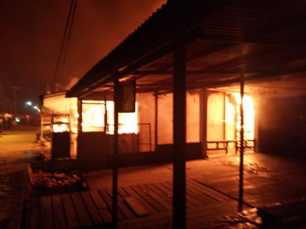 Sebanyak enam kios pedagang di Pasar Pulau Burung, Kecamatan Pulau Burung, Kabupaten Indragiri Hilir (Inhil) Riau, hangus terbakar (foto/Rgo)