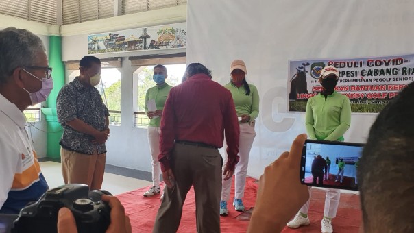 Perpesi Riau Serahkan Bantuan secara simbolis kepada Caddy di Aula Golf Labersa Hotel