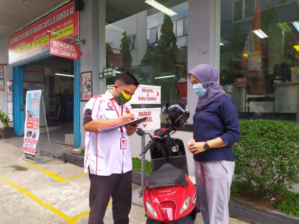 Keterangan foto:Service Advisor AHASS menyambut konsumen wanita yang memanfaatkan promo Hari Kartini (Foto: Istimewa)
