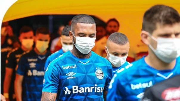 Pemain sepakbola diusulkan selalu memakai masker hingga di lapangan jika kompetisi kembali dilanjutkan (foto/int)