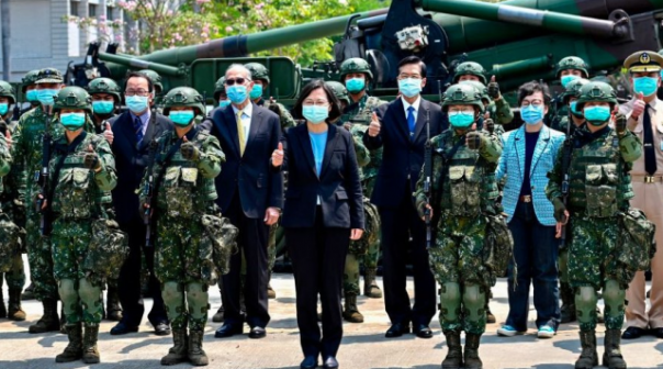 Presiden Tsai Ing-wen mengenakan masker bersama para pejabat dan prajurit. Foto: int 