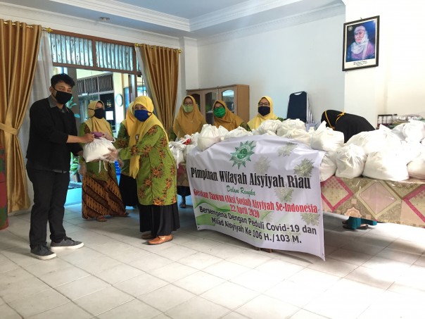 Pemberian sembako oleh PW Aisyiyah Riau kepada masyarkat terdampak Covid-19