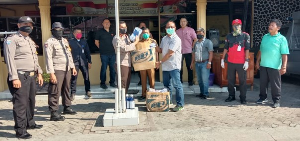 Manageman dan karyawan PT Sumatera Riang Lestari menyalurkan bantuan berupa masker, hand sanitzer serta disinfektan (foto: istimewa)