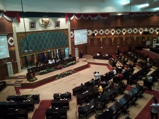 Paripurna DPRD Riau dengan mengunakan teleconference