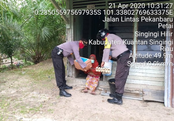 Jajaran Polsek Singingi Hilir, Mapolres Kuantan Singingi, Provinsi Riau membagikan sembako kepada sejumlah warga miskin (foto/Zar)