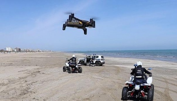 Pria Italia Ini Nekat Mengejek Aturan Penguncian di Sebuah Pantai Kosong Sebelum Akhirnya Ditemukan Polisi Dengan Menggunakan Drone  