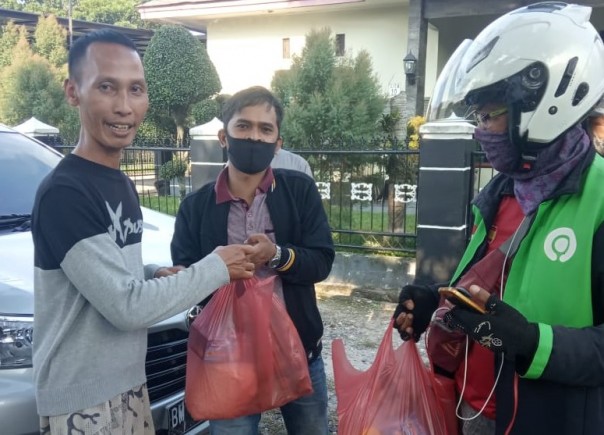 SOC Pekanbaru membagikan paket sembako kepada salah satu pengemudi ojek online