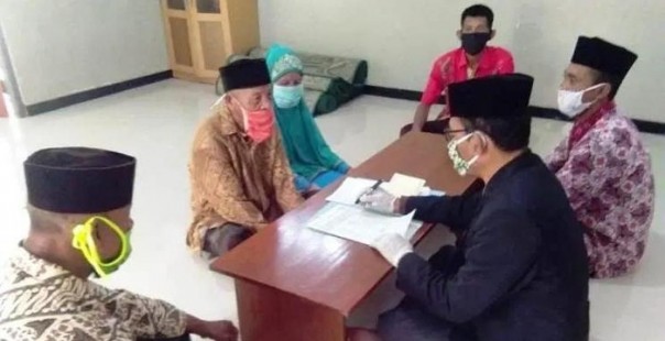 Hadi Kusumo berusia 99 tahun berhasil menikahi Yami berusia 65 tahun meski di tengah pandemi corona. (Foto: Detik.com)