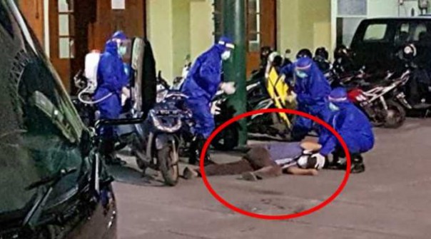 Seorang pria jatuh dari motor di halaman mesjid
