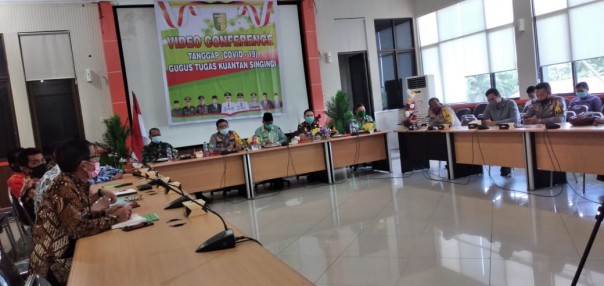Bupati Kabupaten Kuantan Singingi Drs. H. Mursini, M.Si melakukan Video Conference (Vicon) bersama Gubernur Riau H. Syamsuar (foto/Zar)