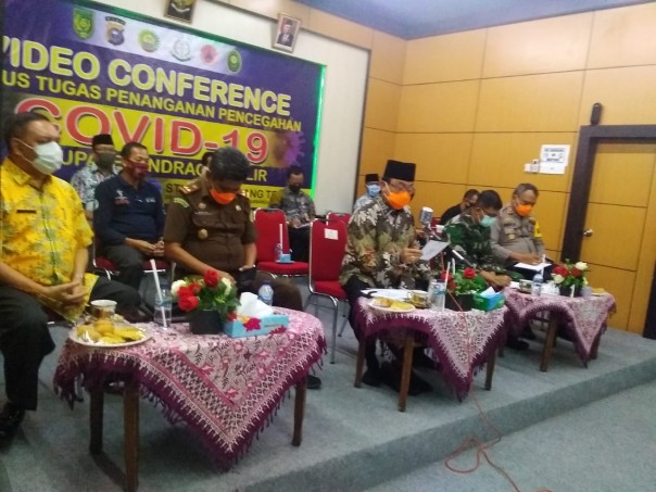 Bupati Kabupaten Indragiri Hilir (Inhil), HM Wardan meresmikan pasar kecamatan secara virtual (foto/Rgo)