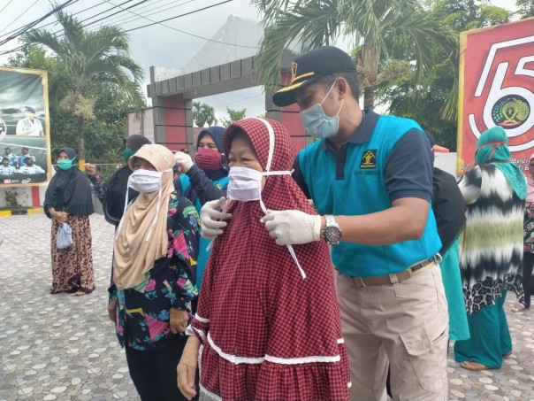 Lembaga pemasyarakatan Lapas IIA Bengkalis bagi bagi sekitar 1000 masker dan 100 paket sembako bahan pokok (foto/Hari)