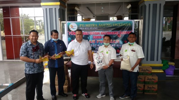 Pabrik Kelapa Sawit (PKS) PT Mitra Agung Swadaya (PT MAS) Kelayang bagikan 530 paket sembako kepada warga di 4 desa wilayah Kecamatan Kelayang, Kabupaten Indragiri Hulu (foto/Rou)