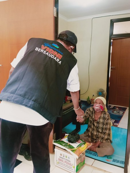 Yayasan Vioni Bersaudara memberikan bantuan masker kepada masyarakat guna pencegahan penyebaran Covid-19 di Kabupaten Indragiri Hilir (foto/Rgo)