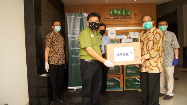 Direktur Utama PT Riau Andalan Pulp and Paper Sihol Aritonang menyerahkan bantuan penanganan pencegahan Covid-19 kepada Ketua Umum Asosiasi Pengusaha Hutan Indonesia Indroyono Soesilo