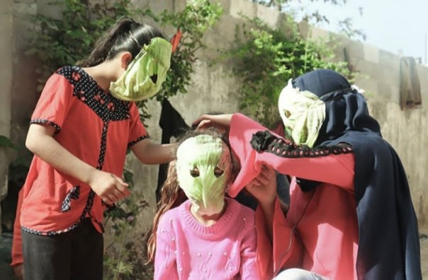 Anak-anak dhuafa terpaksa memakai daun kol pengganti masker (foto/int)