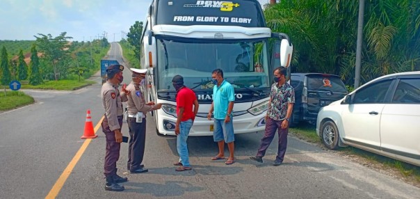 Petugas Satlantas tengah melakukan pemeriksaan di jalur lintas masuk Kota Pekanbaru. Foto. Istimewa