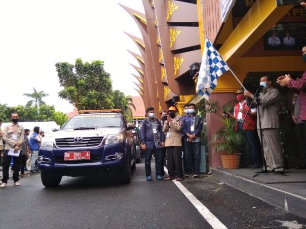 Walikota Pekanbaru, Firdaus saat melwpas sembako secara simbolis