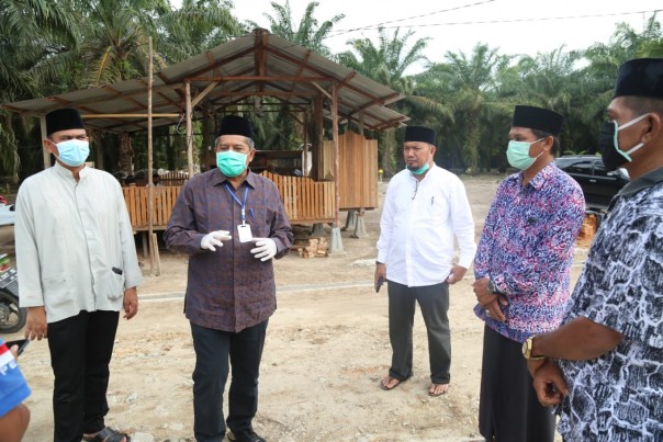 Bupati Siak Alfedri bersama Anggota DPRD Siak Syarif, mengunjungi Pesantren Nurul Mu'awanah dalam rangka rangkaian pelaksanaan monitoring Audit Covid-19 di Kampung Temusai (foto/Lin)