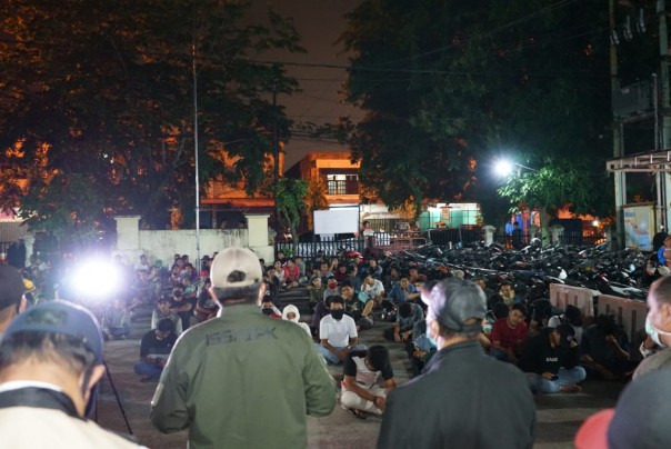 Pemerintah Kabupaten Siak bersama Polres Siak melakukan penertiban kerumunan masyarakat (foto/Lin)
