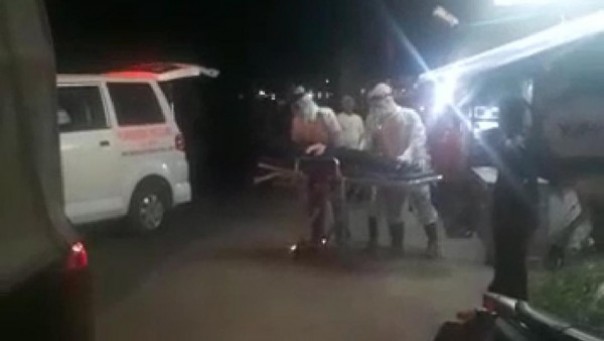 Petugas berpakaian APD mengangkat gadis yang pingsan karena diputusin pacar. (Foto: Detik.com)