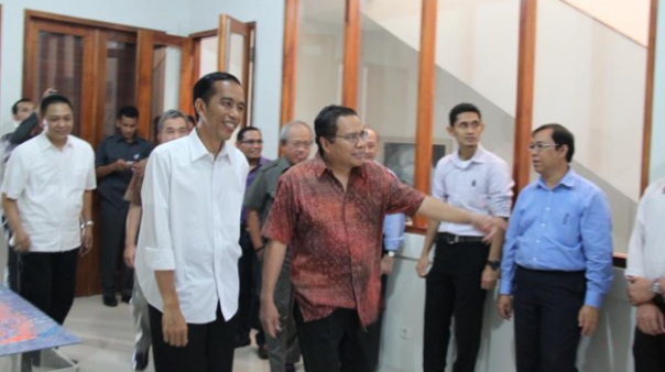 Jokowi mendatangi kantor RIzal Ramli tahun 2013 lalu, saat masih menjabat Gubernur DKI Jakarta. Foto ini mengundang pro kontra di tengah netizen Tanah Air. Foto: int 