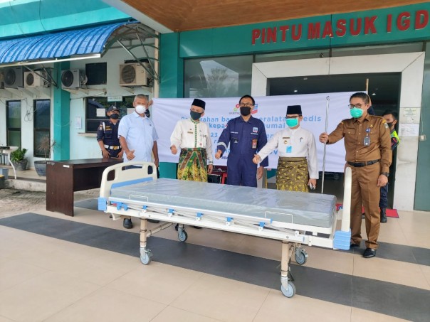 Walikota Dumai Zulkifli AS menghadiri penyerahan bantuan tempat tidur pasien di RSUD Dumai, Senin (27/04/2020),  yang diserahkan Manager Dumai Operation PT CPI Yudianto Utomo. 