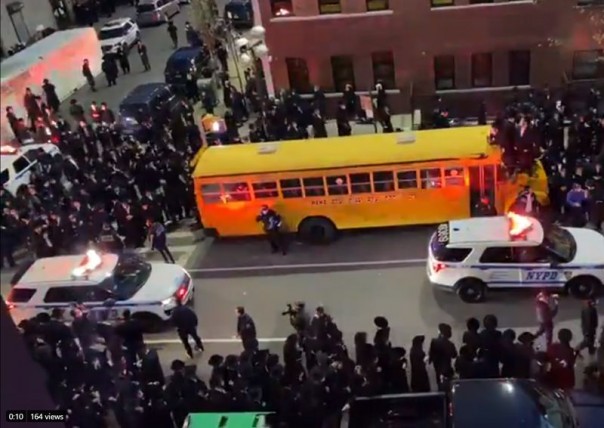 Ribuan Orang Memadati Jalan-jalan di Brooklyn Hanya Untuk Menghadiri Pemakaman Seorang Rabi yang Meninggal Karena Virus Corona