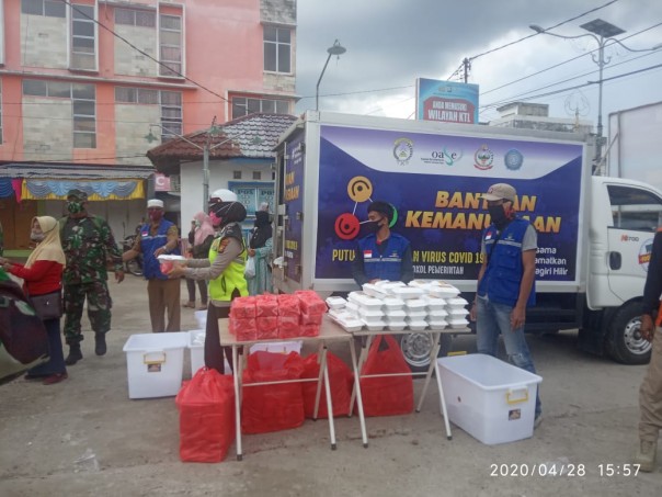 Posko relawan Covid-19 Kabupaten Indragiri Hilir (Inhil) membagikan 300 kotak makanan siap saji dan 200 kotak takjil (foto/Ist)