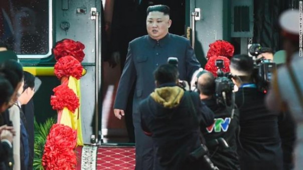 Kim Jong Un turun dari kereta api pribadi yang bisa membawanya ke berbagai penjuru di Korea Utara. Foto: int 