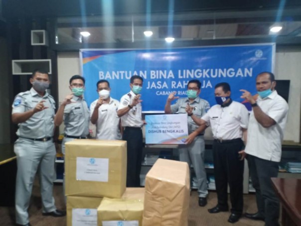 PT Jasa Raharja Cabang Riau serahkan bantuan alat kesehatan ke Pelabuhan Bengkalis. (Foto: Istimewa)