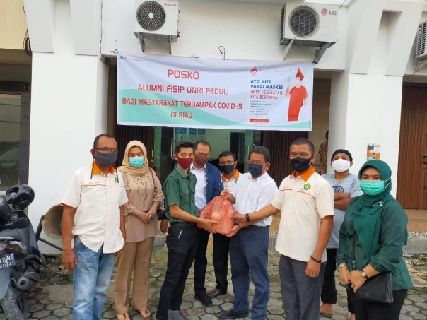 Ketua Umum IKA Fisip,  Yan Pranajaya serahkan bantuan kepada warga