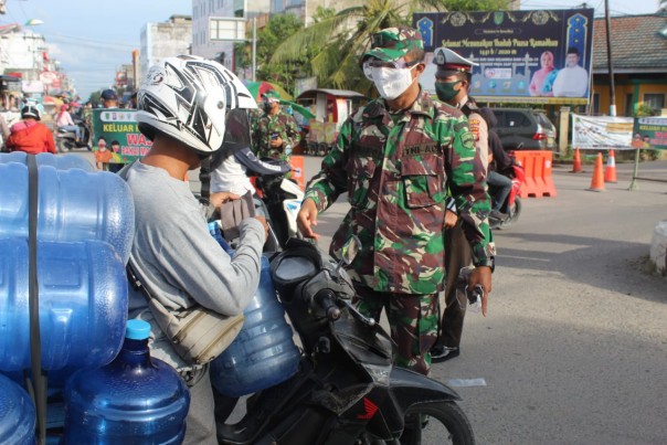 Tim Gugus Tugas Percepatan Penanganan Covid 19 Kabupaten Inhil melaksanakan pembagian masker di Simpang Tiga Bundaran Pasar Pagi-Jalan M Boya Tembilahan (foto/Rgo)