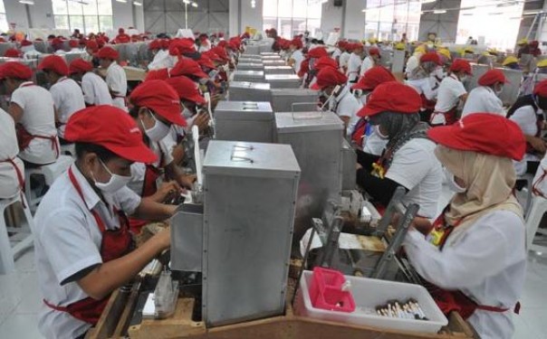 Pekerja pabrik rokok sampoerna