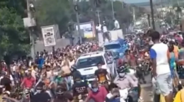 Ribuan massa berkumpul di Kota Puerto Plata, Republik Dominika guna mendengarkan ceramah seorang peziarah yang mengaku nabi. Foto: int 