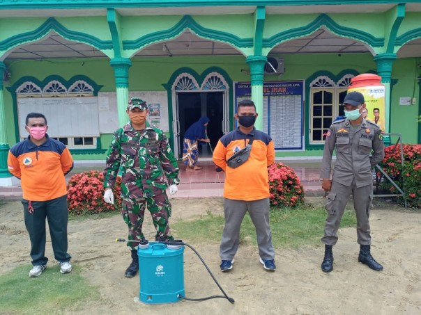 Giat penyemprotan cairan Disinfektan yang dipimpin langsung oleh Babinsa Koramil 11/Tambusai, Serda Abinuh Daulay bersama Gugus tugas pos Covid-19 Km 24